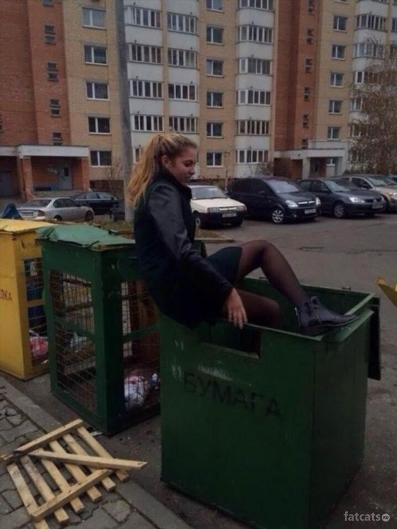 Девушка с мусорным ведром
