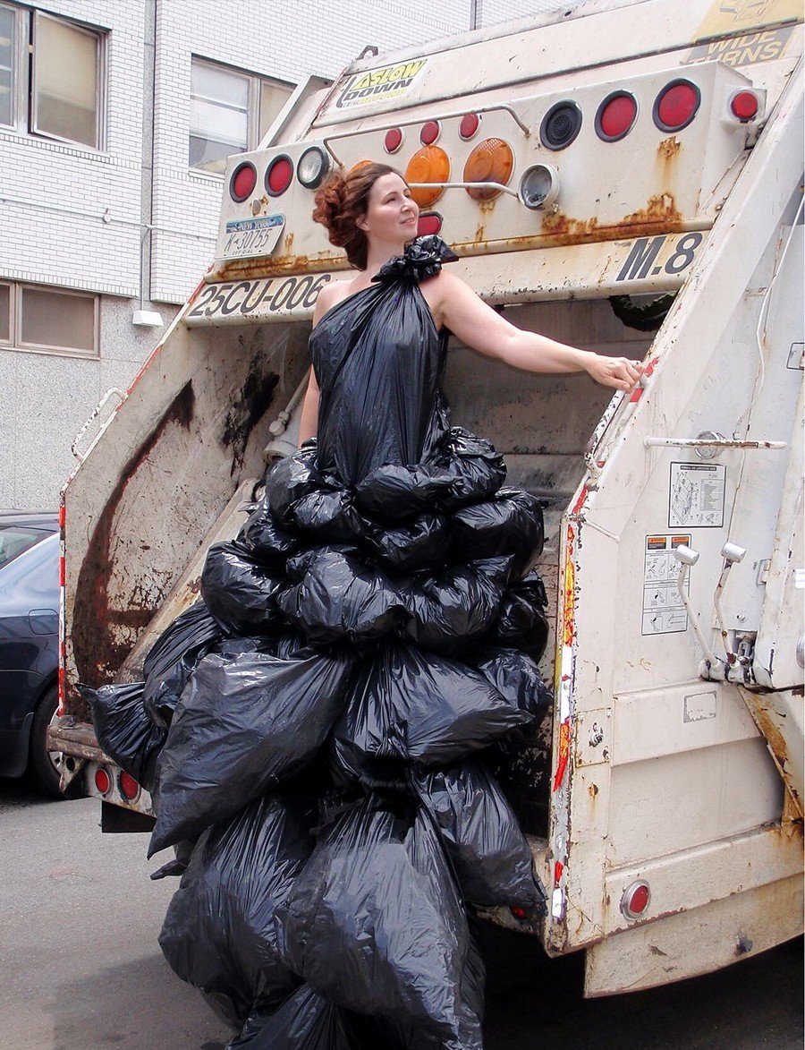 Платье из мусорных пакетов
