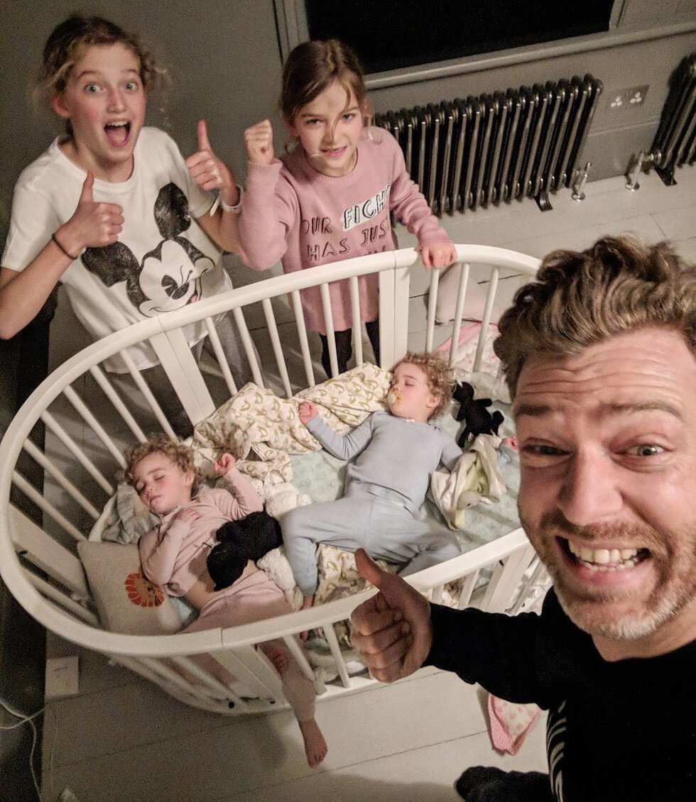 Многодетный папа с детьми