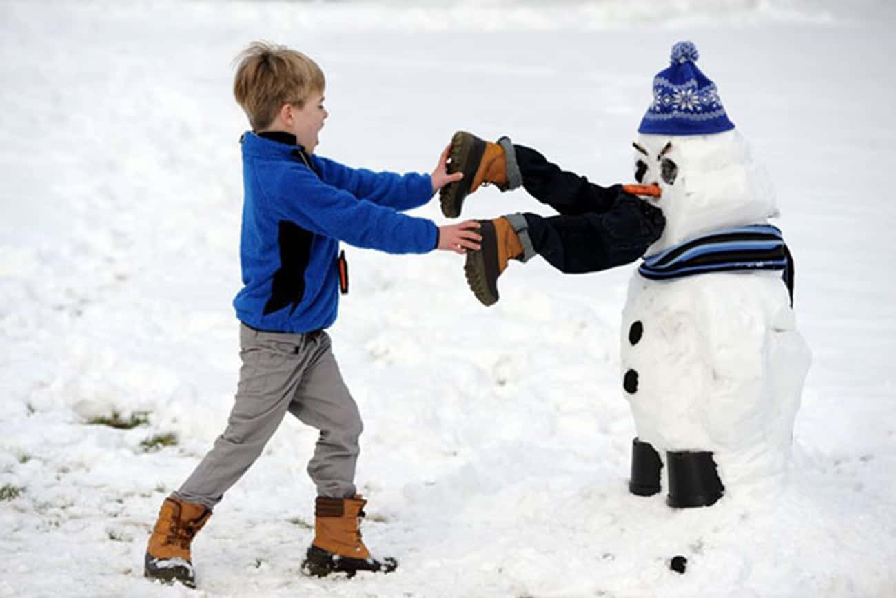 Играть в снежки кататься. Лепка Снеговик. Снежные забавы для детей. Креативный Снеговик. Смешные Снеговики.