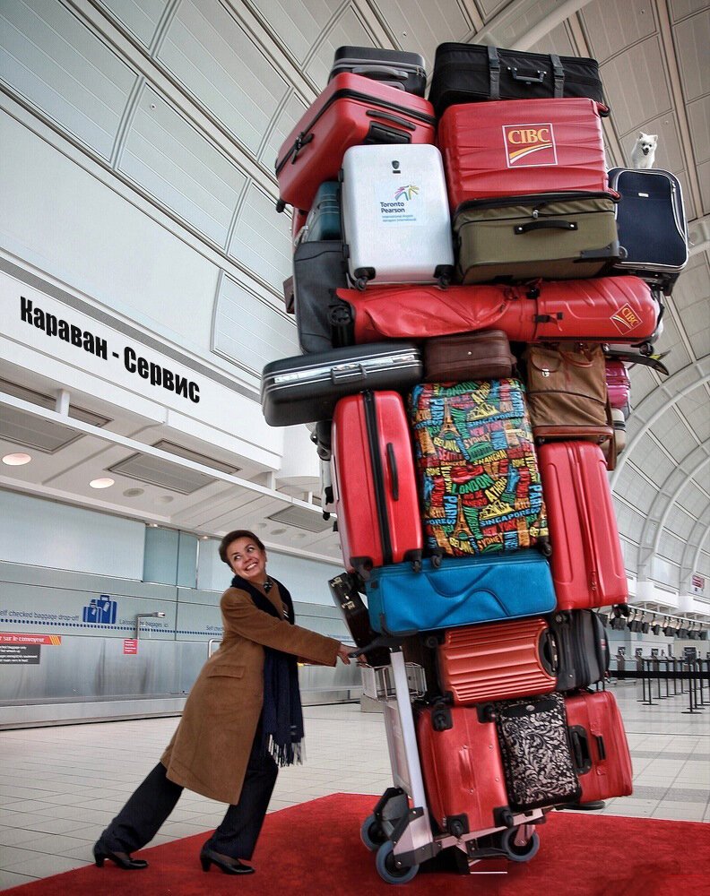 Человек с кучей чемоданов