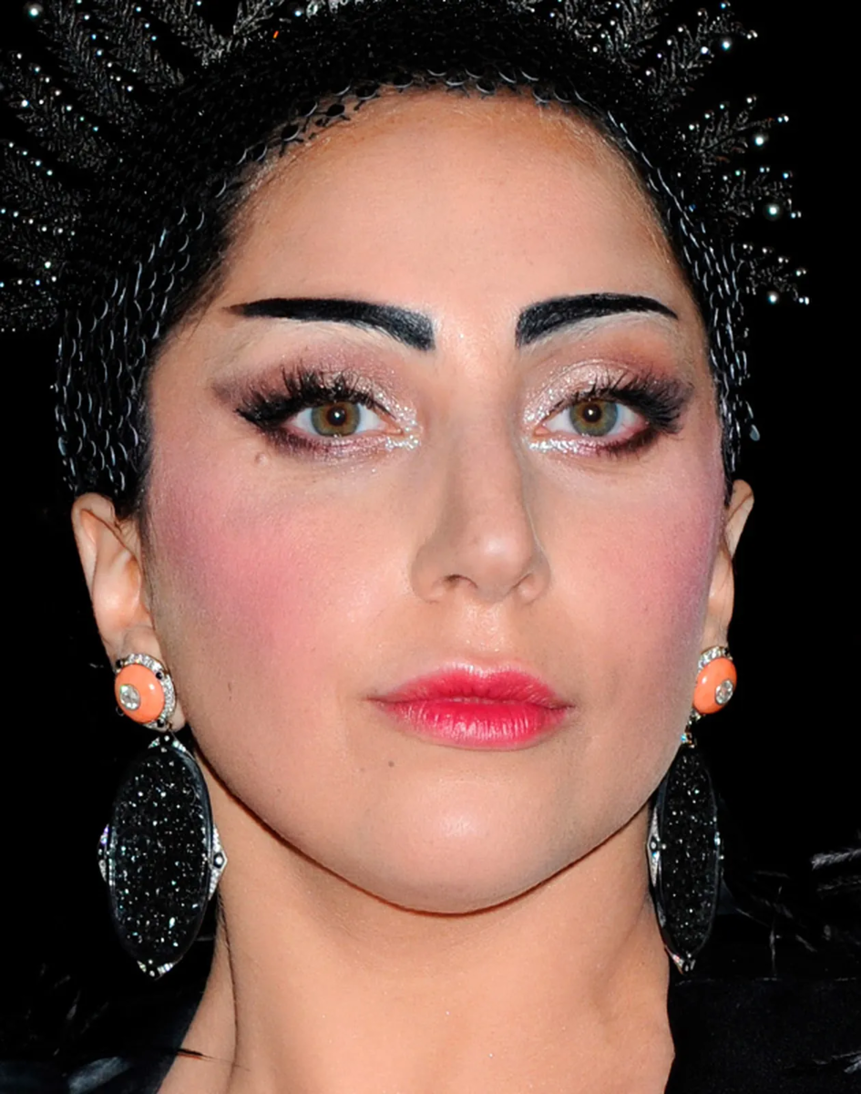 Леди Гага неудачный макияж