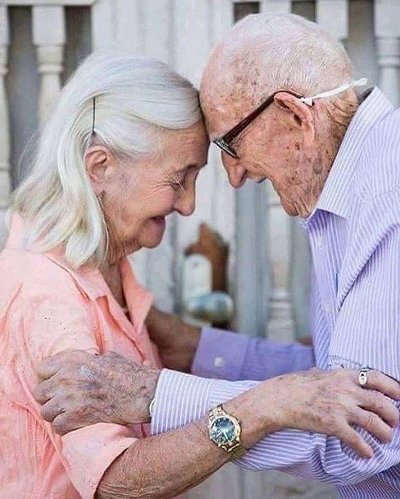 Старая пара с белыми волосами