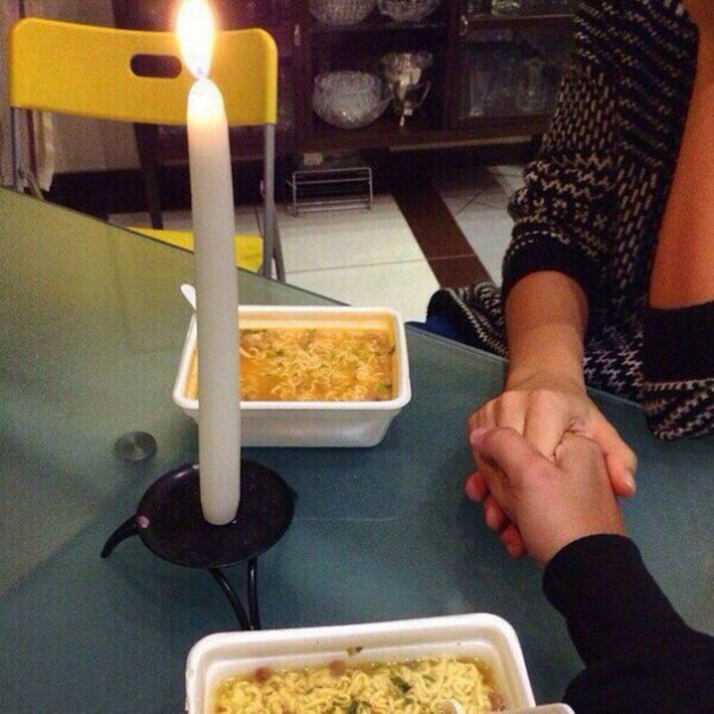 Романтический ужин доширак и свеча