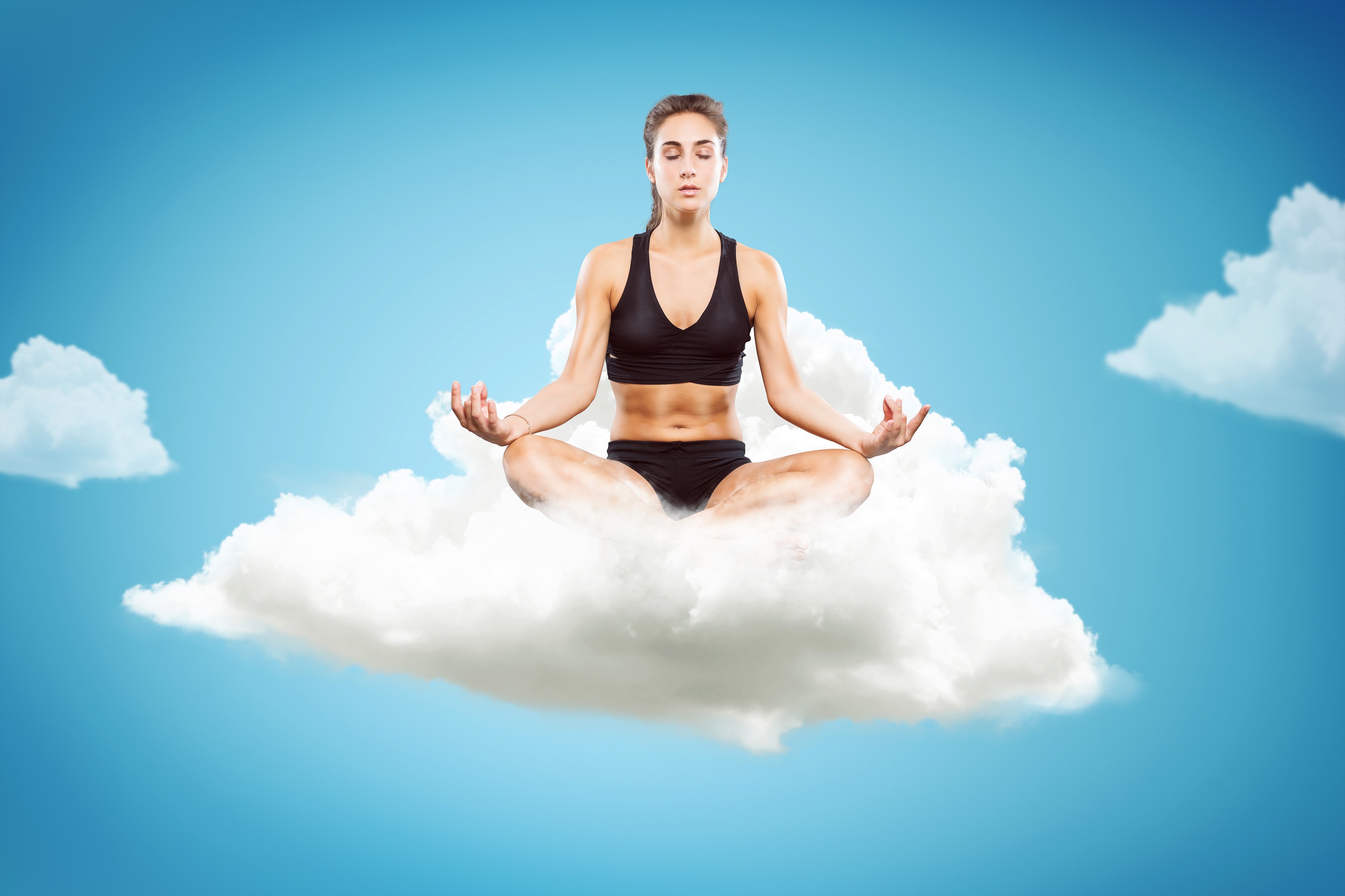Йога поток. Девушка медитирует. Расслабление. Девушка в позе лотоса. Йога в облаках.