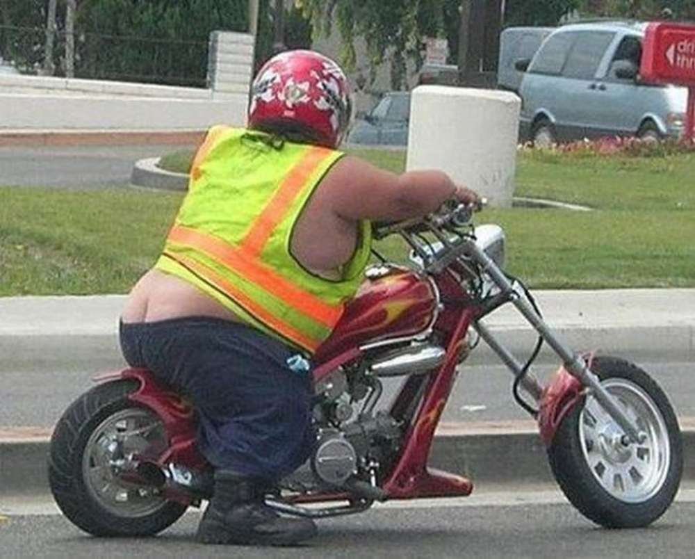 Толстый байкер на мотоцикле