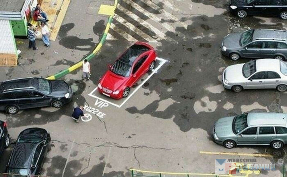 Неправильная парковка во дворе