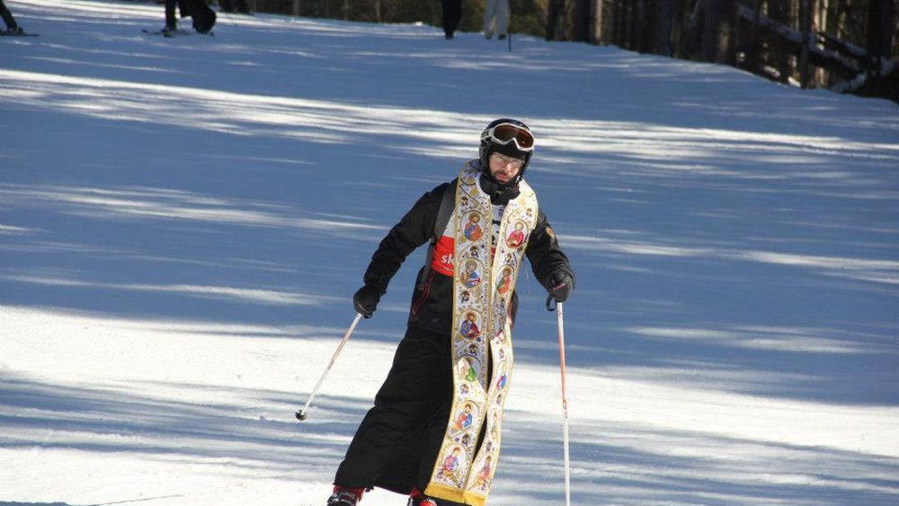Священник на лыжах