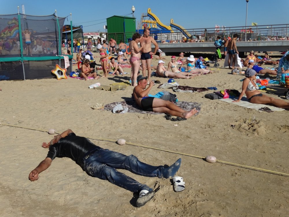 Люди на пляже Россия