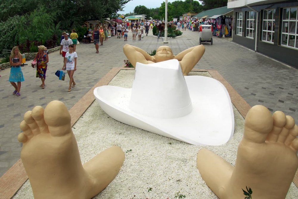 Анапа памятник отдыхающему туристу