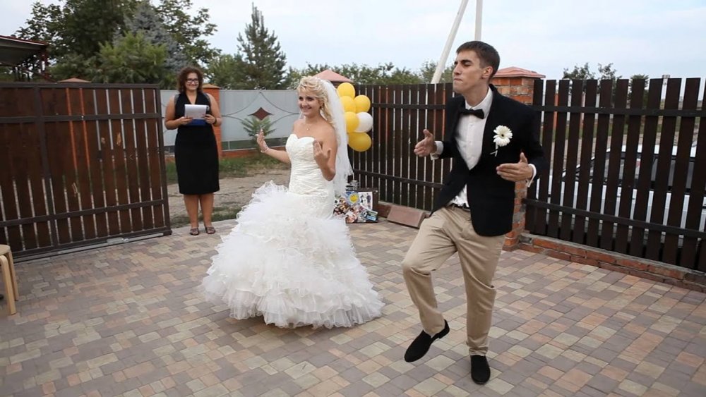 Прикольный свадебный танец жениха и невесты