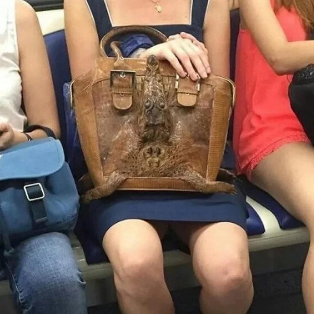 С большой сумкой в метро
