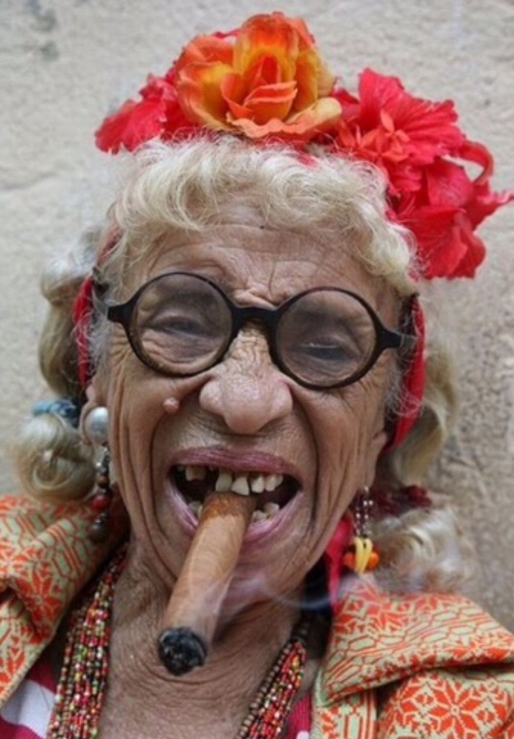 Бабка Кубинка с сигарой