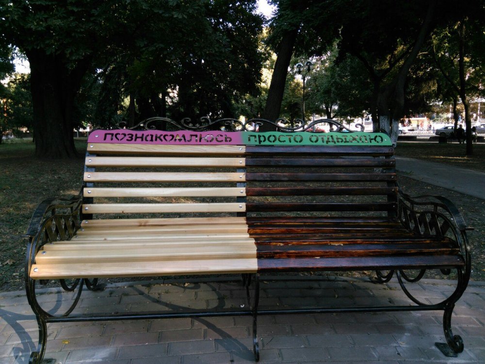 Надписи на скамейках в парках