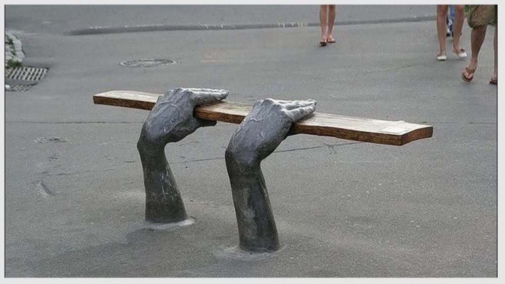 Скульптура на скамейке