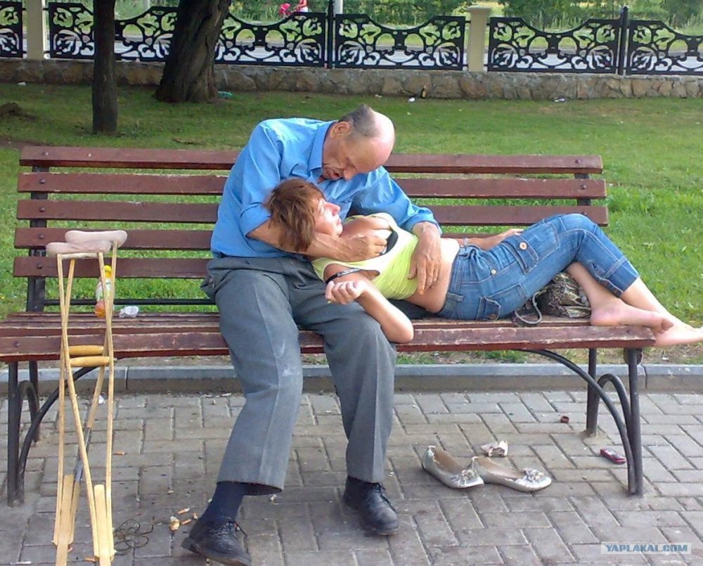 Человек лежит на скамейке