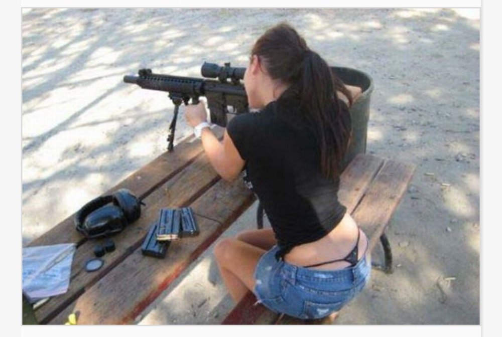 Девушка стреляет из винтовки