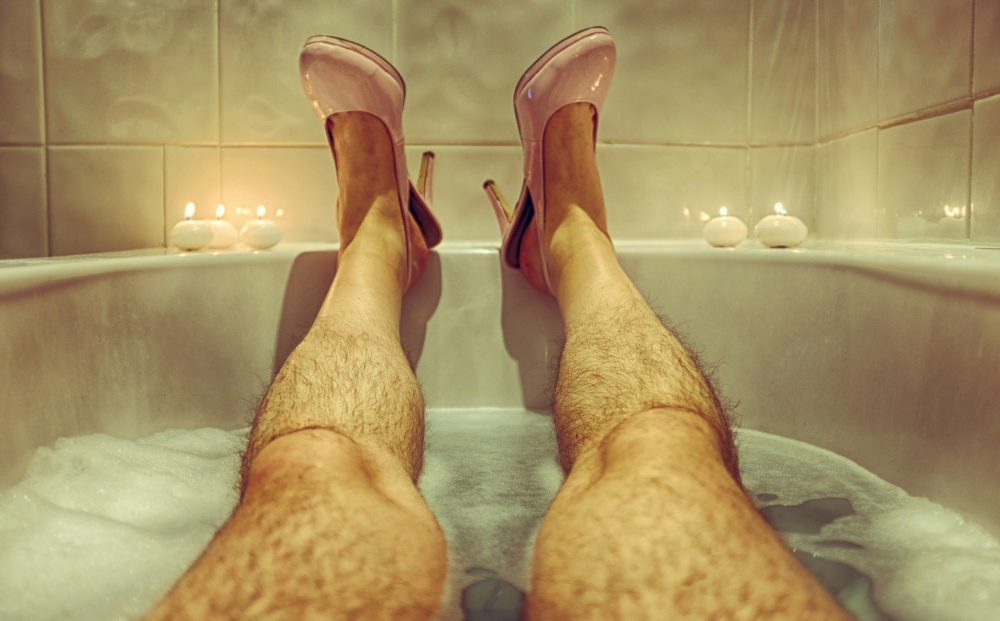 Мужские ноги в ванне