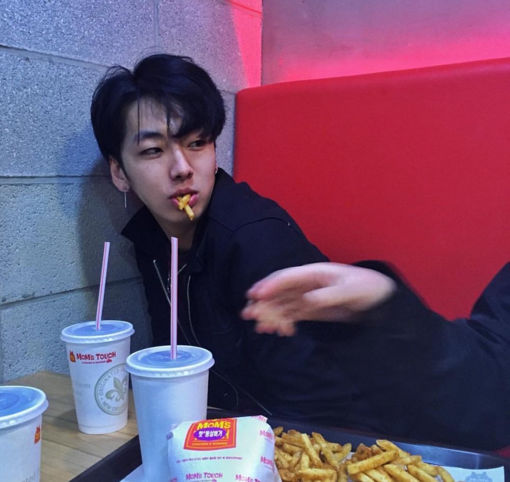 Корейцы парни с едой