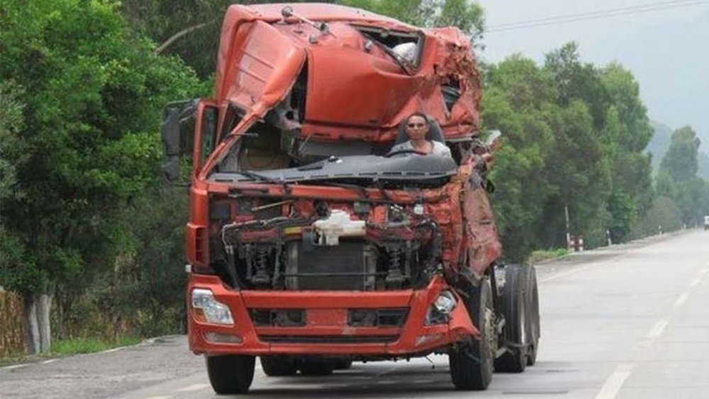Разбитые грузовые машины