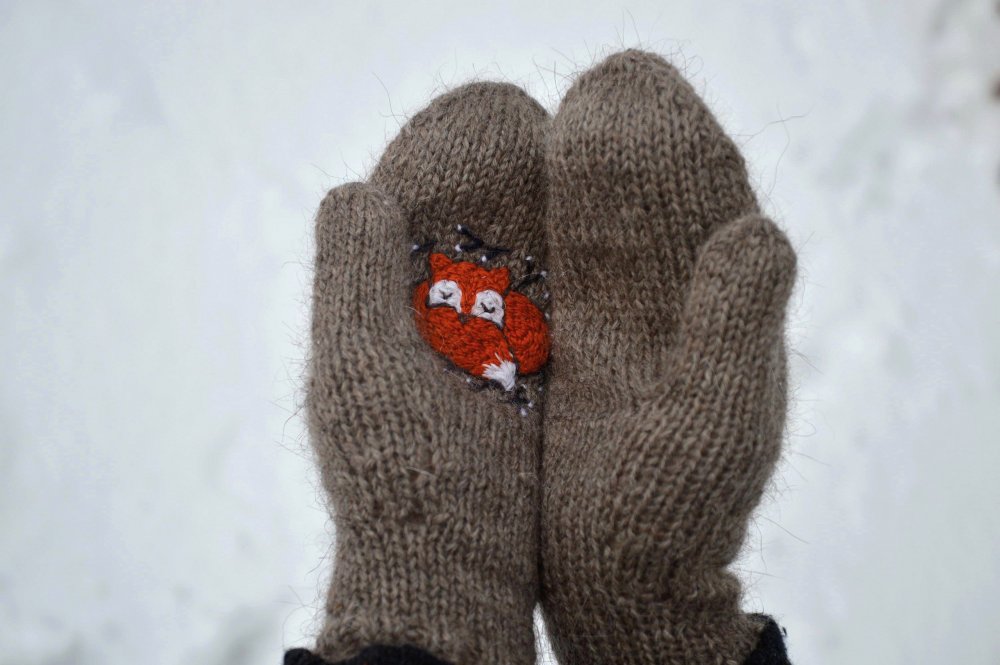 Пушистый снег на рукавичках