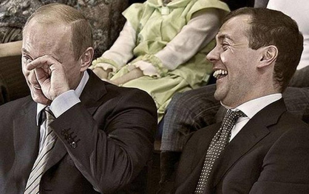 Путин и Медведев хохочут