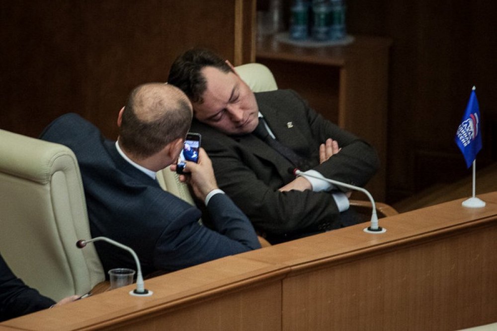 Депутат спит на заседании