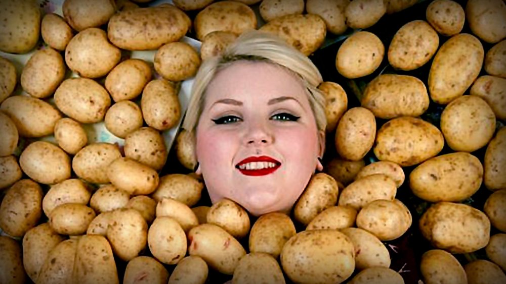 Девушка с картошкой