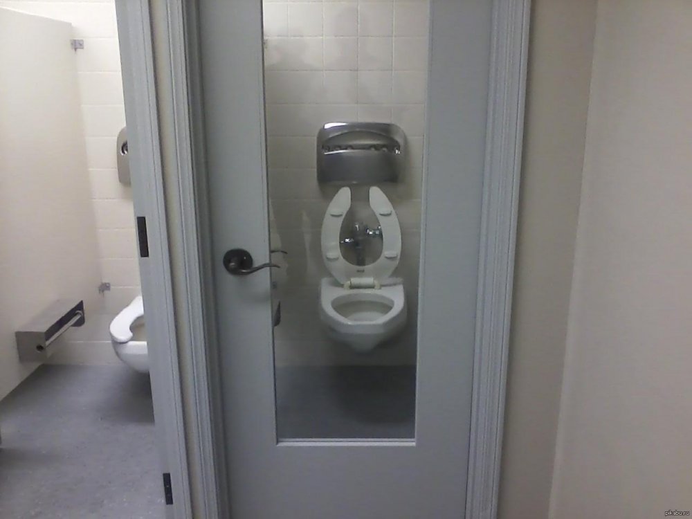 Прозрачные двери в туале