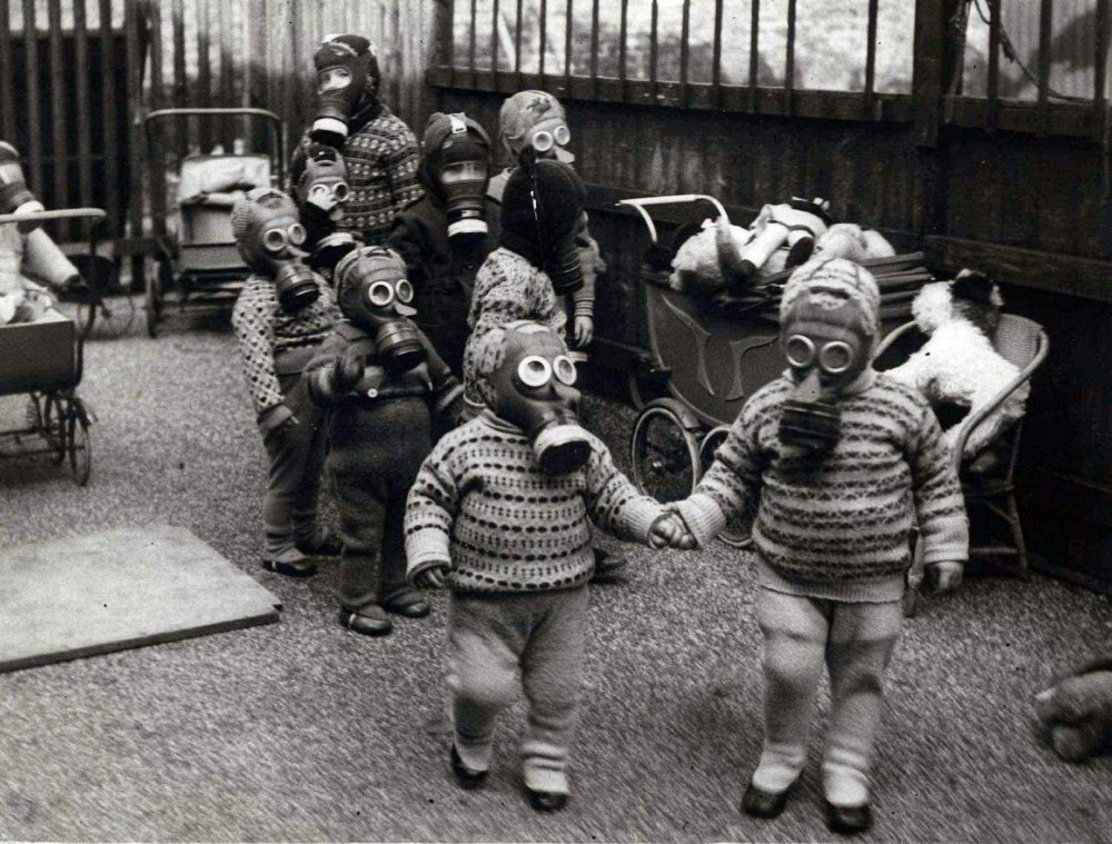Дети в противогазах в Лондоне 1940
