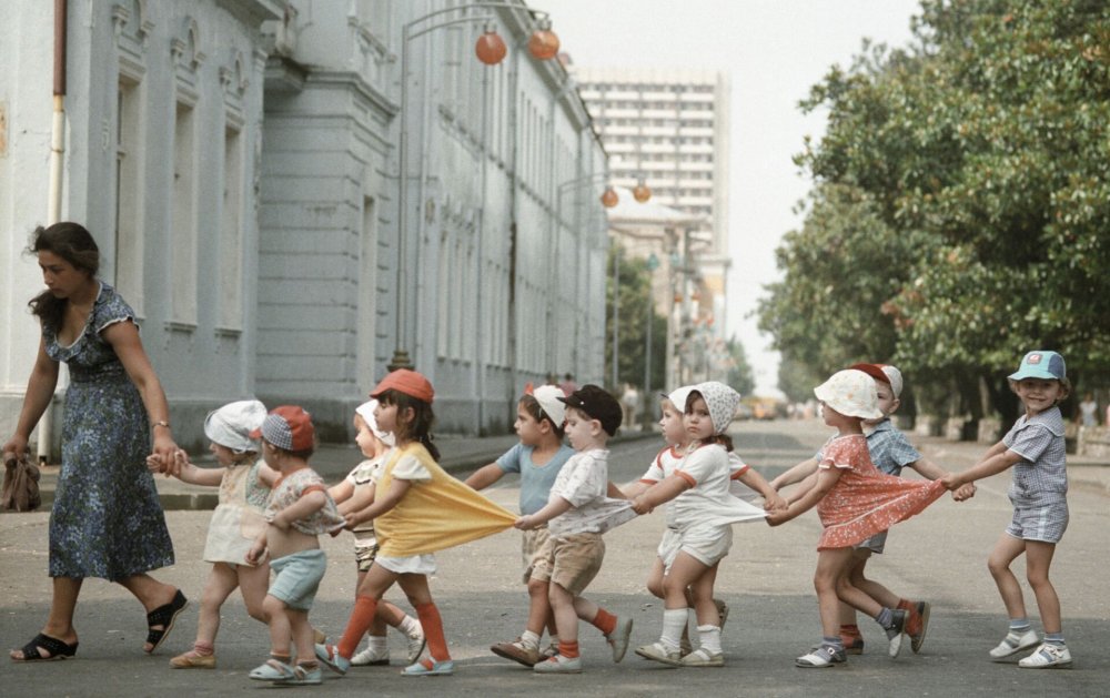 Советские дети в саду на прогулке
