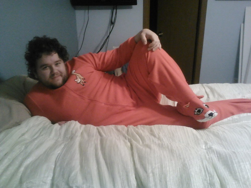 Толстый мужчина в пижаме