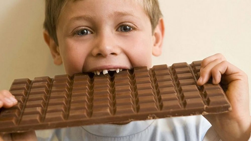 Мальчик с шоколадкой