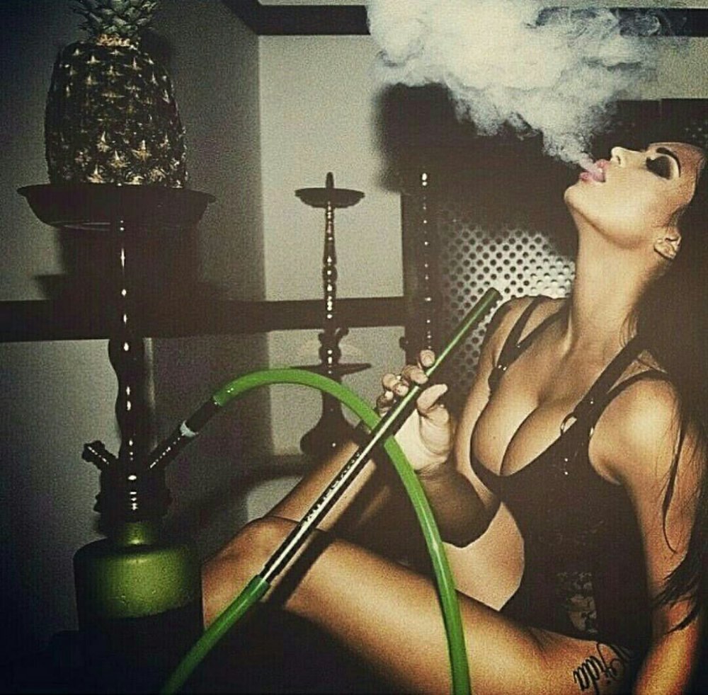 Девушка с кальяном в дыму
