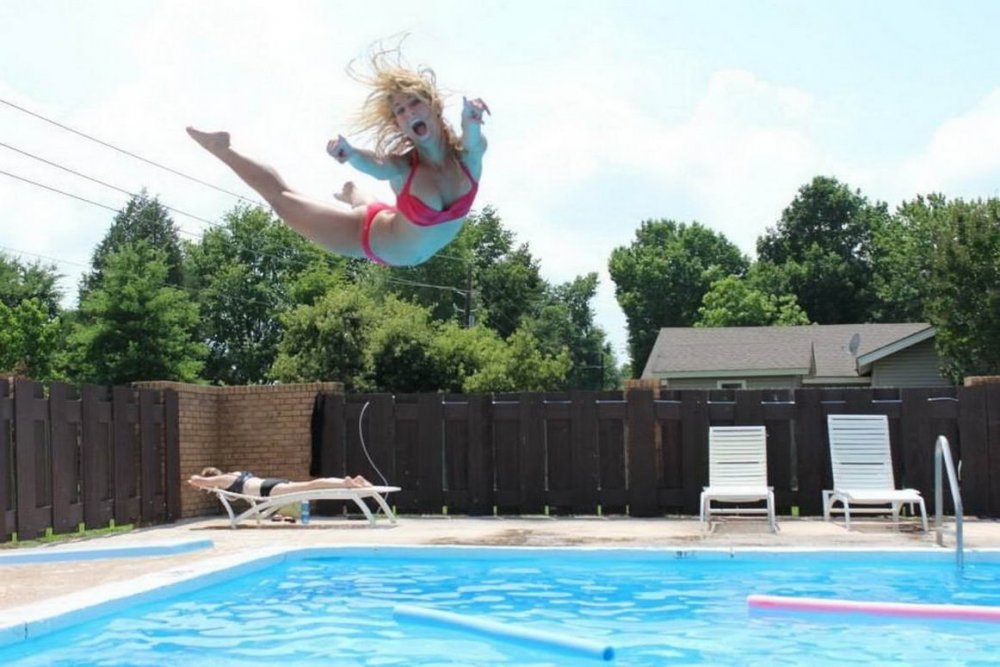 Девушка прыгает в бассейн