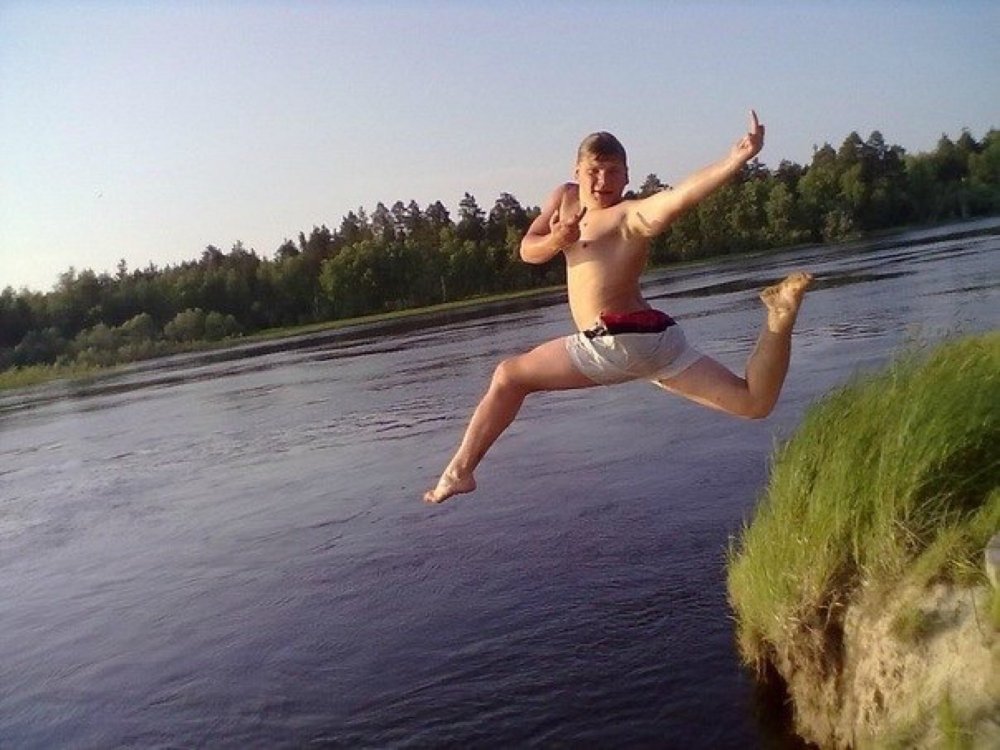Человек прыгает в реку