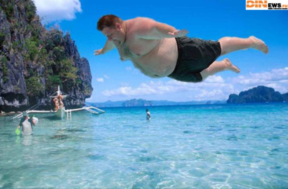 Толстый мужик прыгает в воду