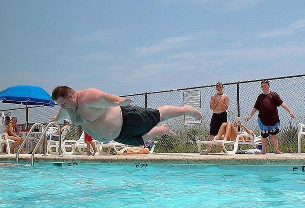 Толстый человек в бассейне