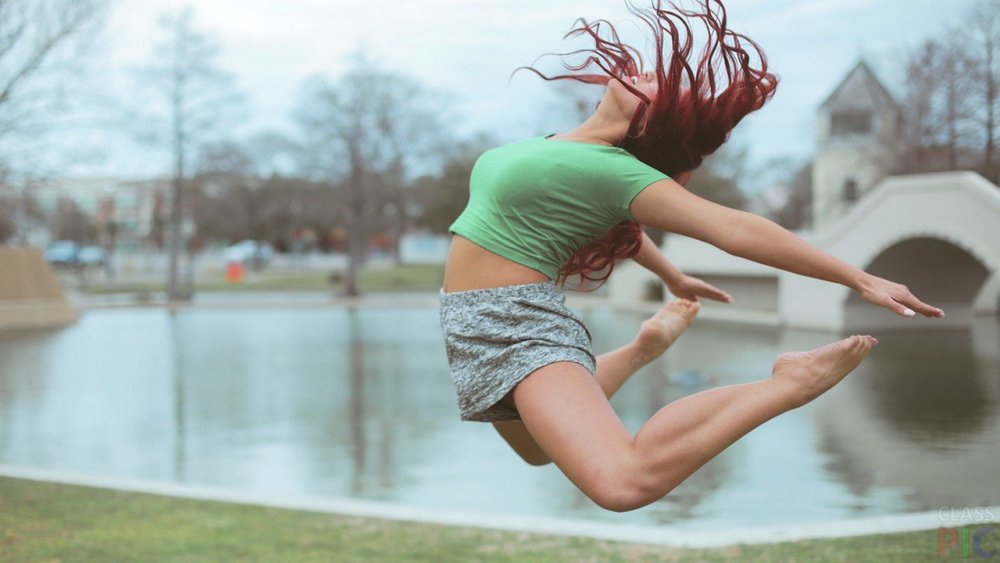 Девушка прыгает в воздухе