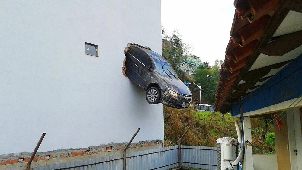 Машина сквозь стену