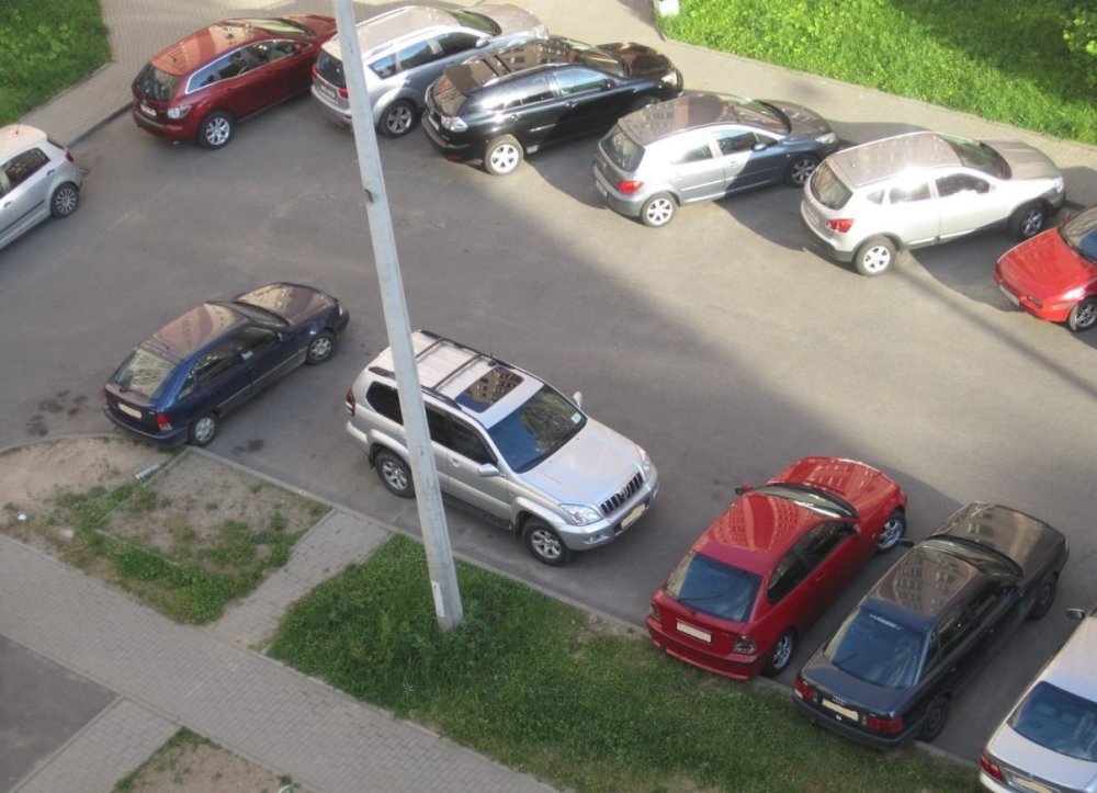 Припаркованные машины во дворе
