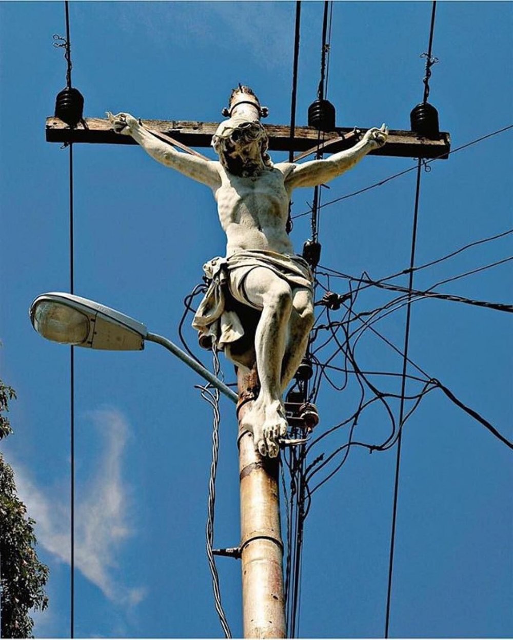 Иисус электрический столб
