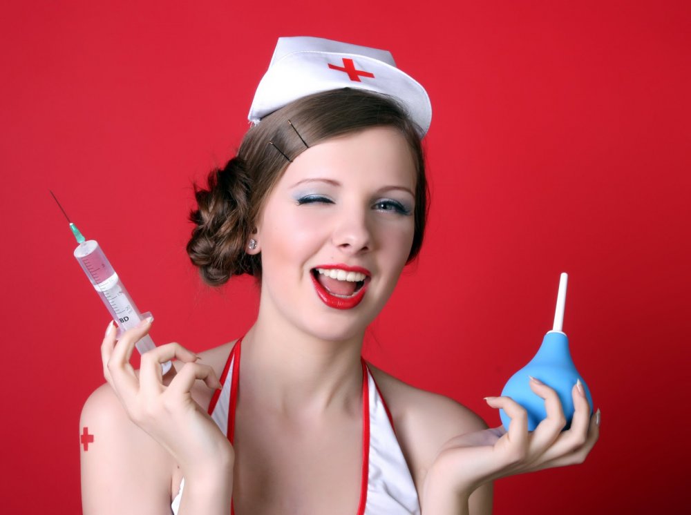 Медсестра с уколом