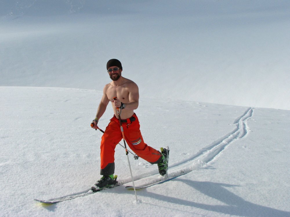 Мужчина на горных лыжах