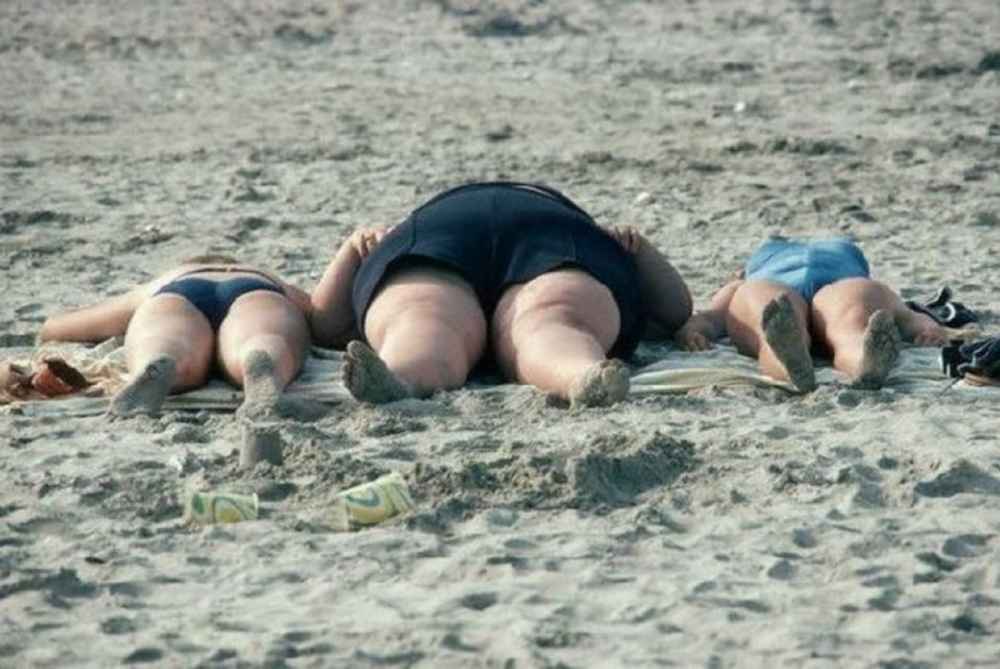 Забавные девушки на пляже