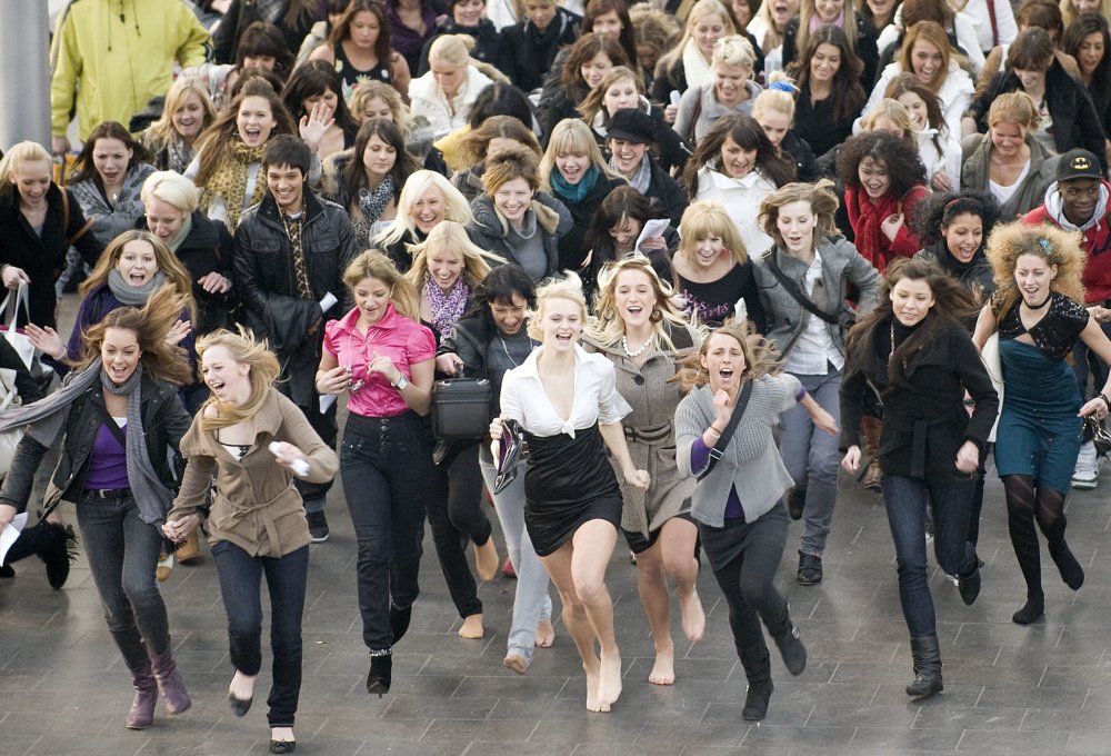 Толпа женщин бежит