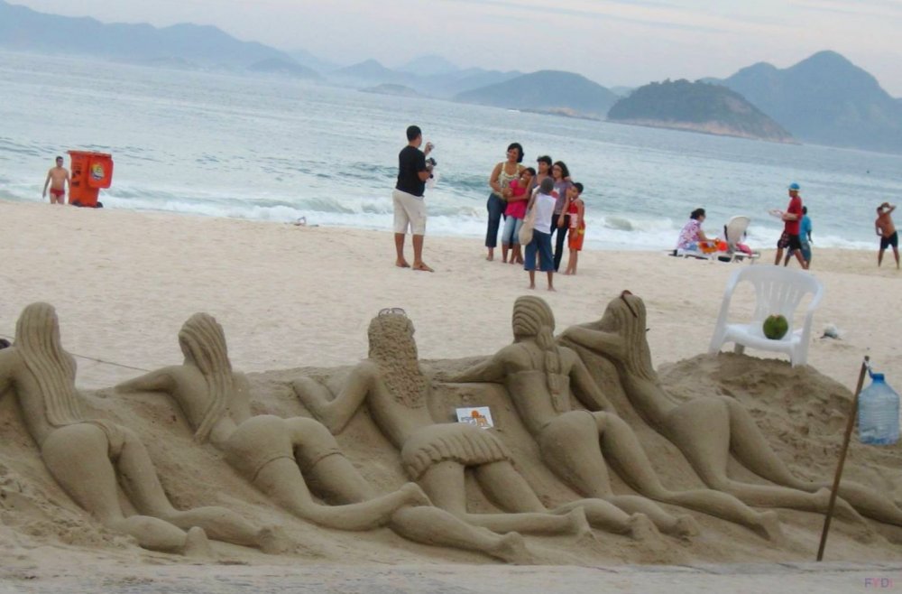 Фигуры из песка на пляже
