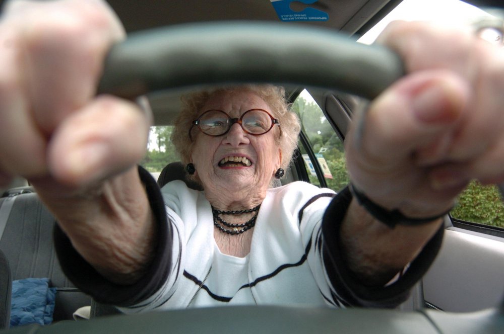 Бабушка за рулем