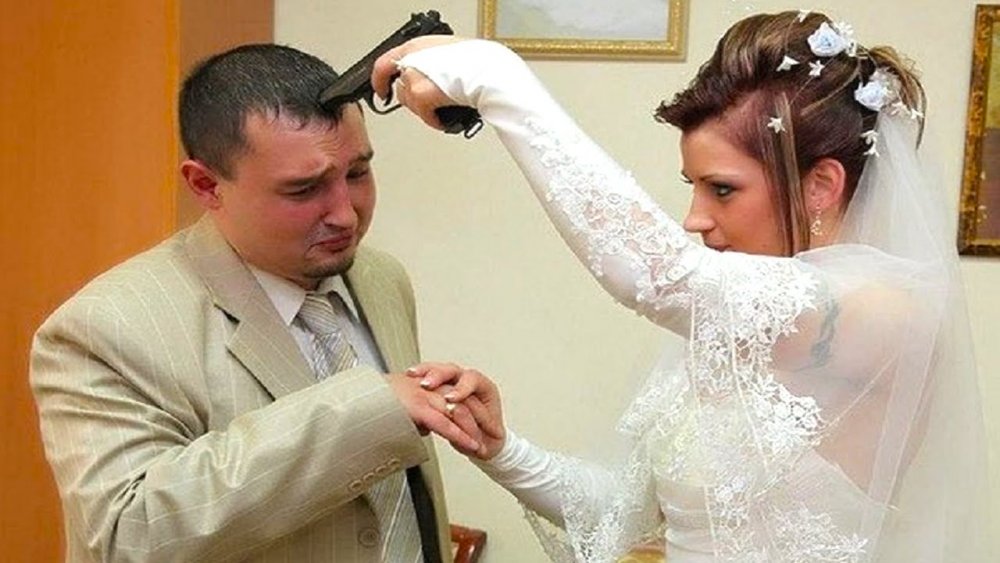 Невеста тащит жениха в ЗАГС