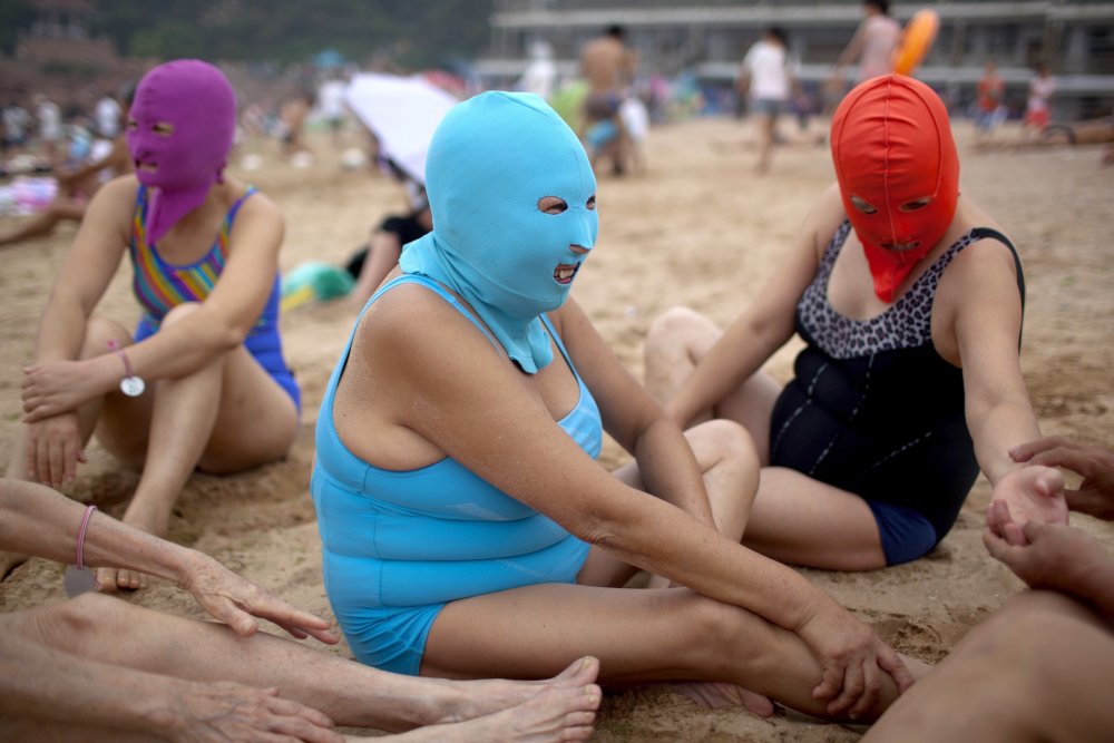 Китайцы на пляже в масках
